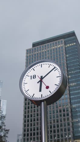 Video-Vertical-De-Oficinas-Modernas-En-Canary-Wharf-De-Canada-Square-En-London-Docklands-Uk-Al-Atardecer